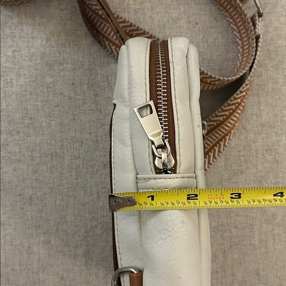CLUCI Small Sling Vegan Leather Crossbody - Picture 6 of 15